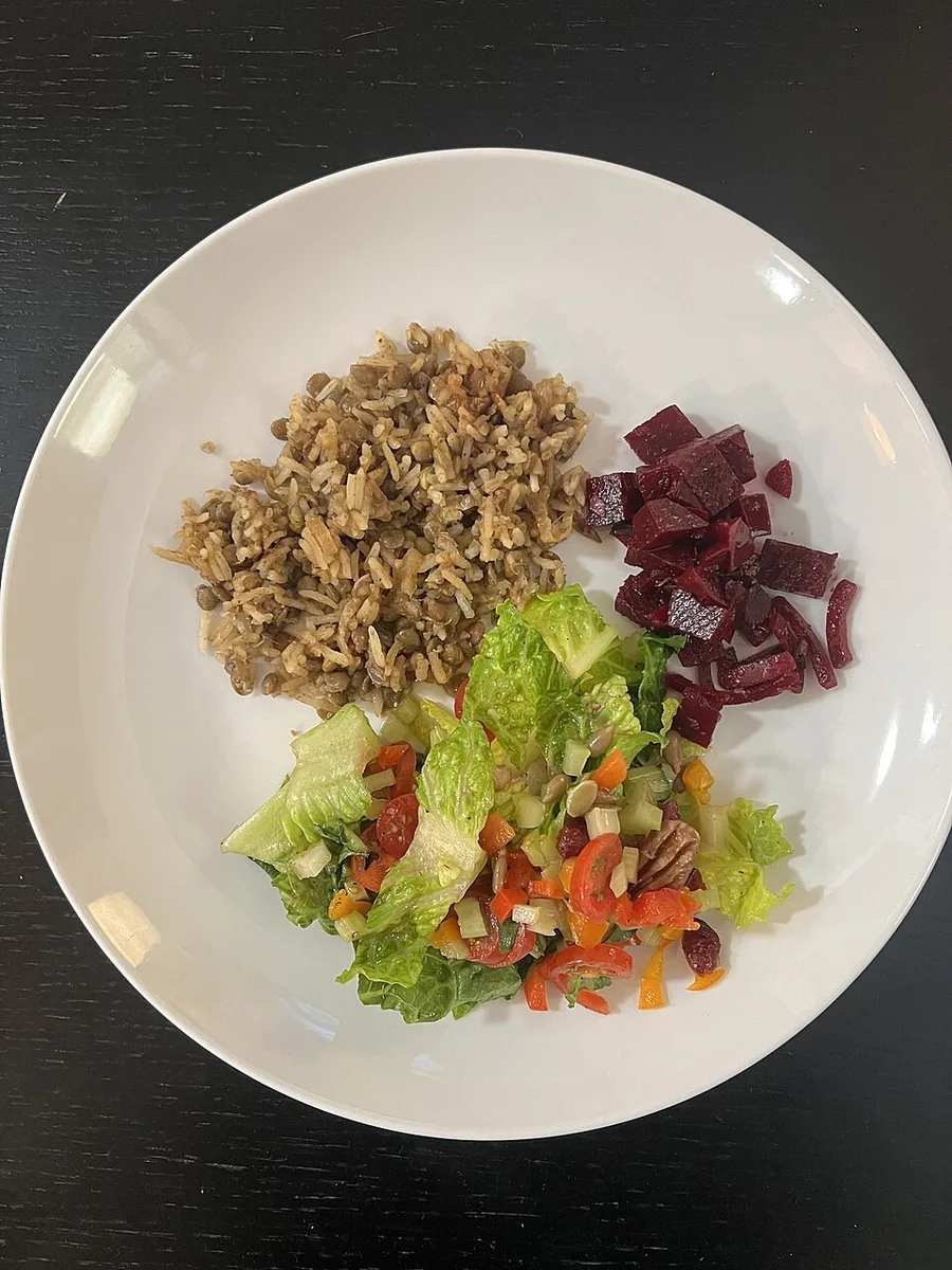 Тарелка с крупой, овощами и салатом